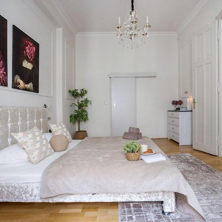 Timeless Elegant Apartment By Opera House บูดาเปสต์ ภายนอก รูปภาพ